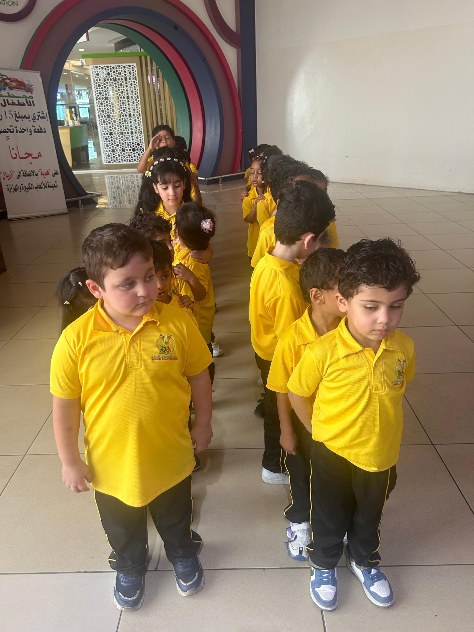 الأطفال في ساحة اللعب في مدرسة خاصة في مسقط